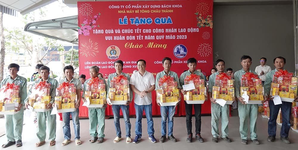 trao qua tet cho cong nhan 1