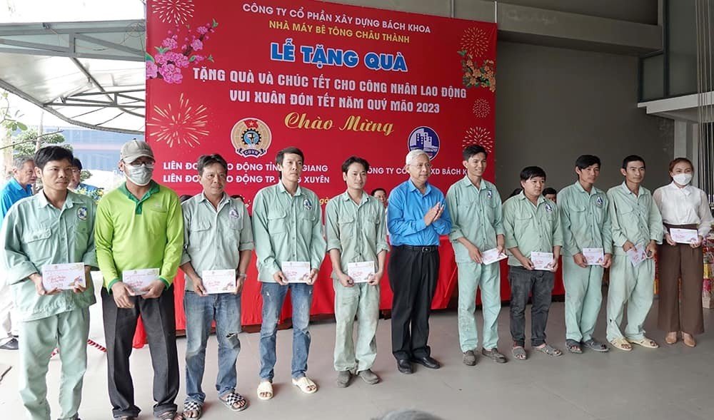 trao qua tet cho cong nhan 3