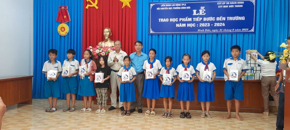 trao qua tiep buoc den truong 2023 3