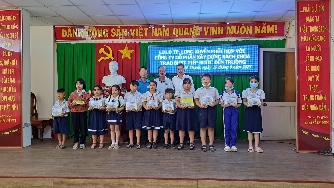 trao qua tiep buoc den truong 2023 4